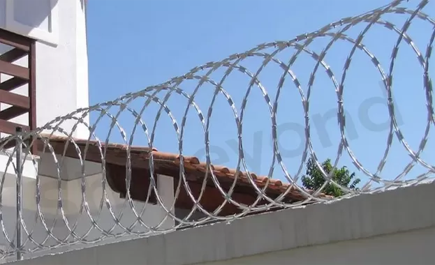 What's The Difference Between Barbed Wire and Razor Wire?